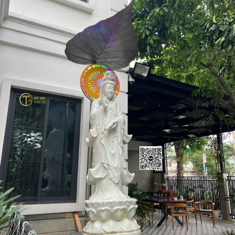 Hình ảnh mẫu Lá bồ đề che tượng Phật ngoài trời