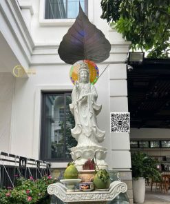 Lá bồ đề che tượng Phật ngoài trời