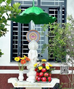 Lá sen che tượng Phật ngoài trời